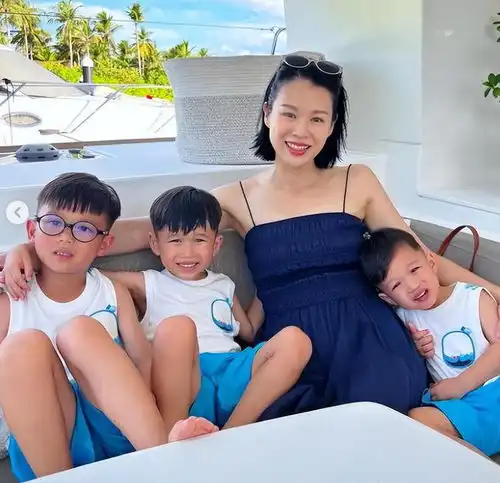 胡杏儿和老公坐游艇出海,夫妻私人飞机前合影,一家5口太幸福
