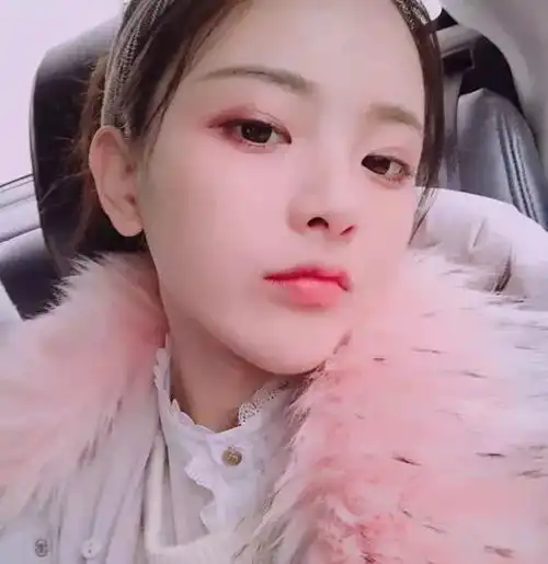 杨超越的锦鲤妆林允也偏要试试看结果是八公举

