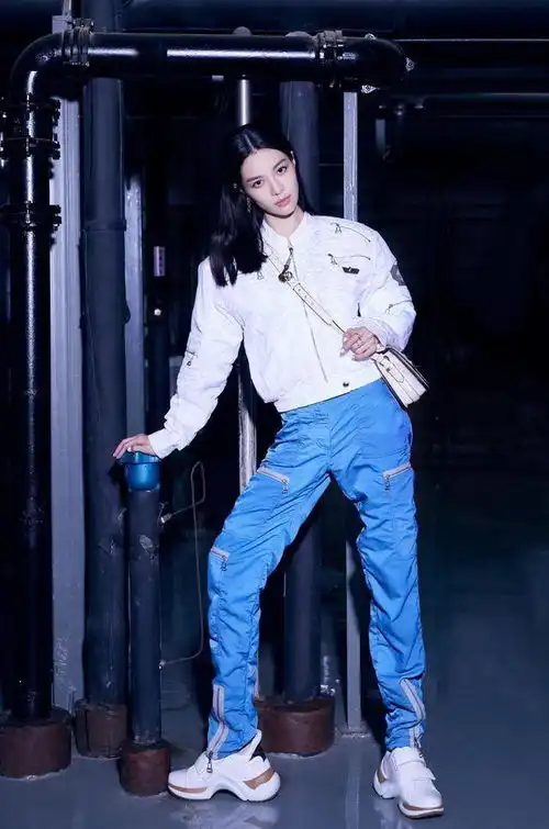 钟楚曦复古红裙显优雅,油画质感精美绝伦,法式盘发造型气场全开
