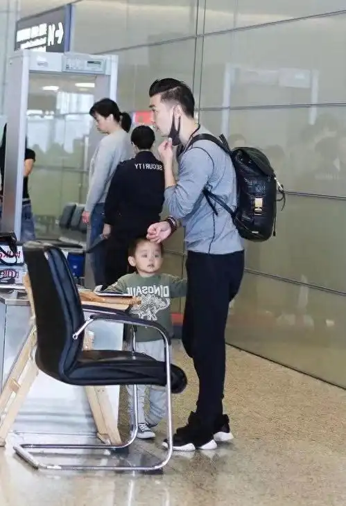 保剑锋一家走机场,妻子穿低腰牛仔秀平坦小腹,五五分比例却拉跨
