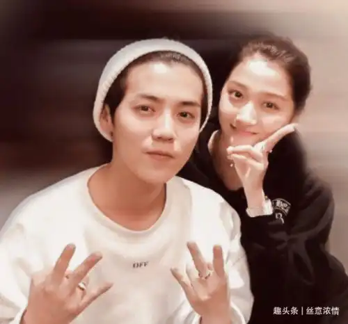 关晓彤露脐装跳女团舞,四肢不协调舞姿奔放,被质疑开了长腿特效
