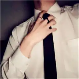 禁欲范男生半身头像假装很坚强
