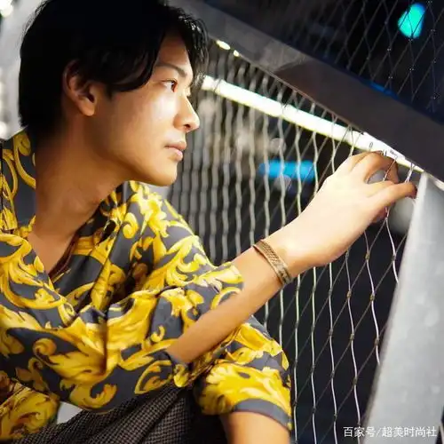 日本校草选美翻车,长发男和花衬衫成大热门,颜值和才华谁重要
