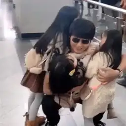 这位爸爸火了三个小情人来接机,网友女儿都好漂亮
