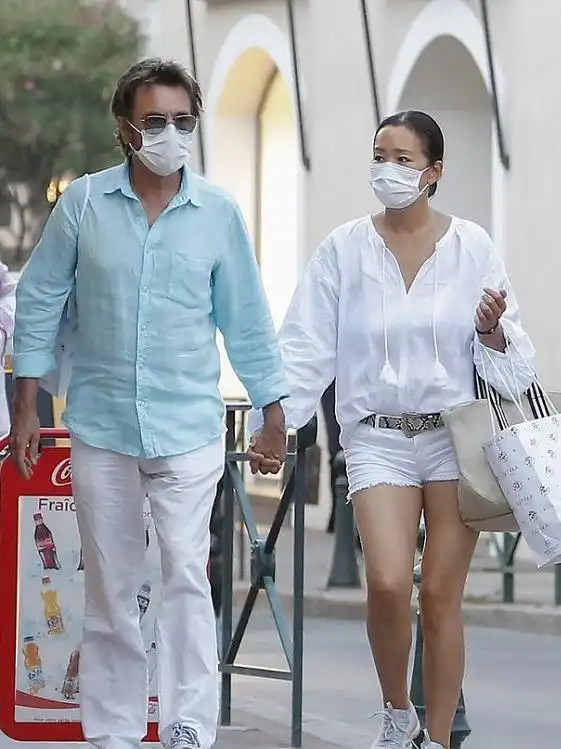 巩俐与外国老公穿得像对小年轻,白衬衫配短裤,双腿线条紧实真美
