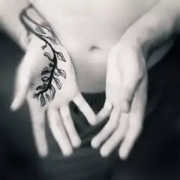 性冷淡风黑白头像简约而不简单
