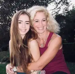 lilycollins巴黎拍新剧,我发现这个白雪公主有腹肌
