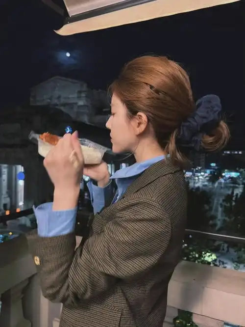 赵露思反差感拉满2套穿搭,西装衬衫很英伦,t恤长裤很日常
