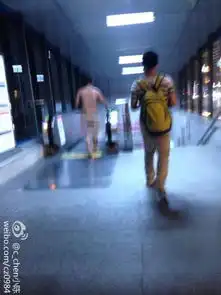 全裸男冲安检跑进地铁行人淡定路过
