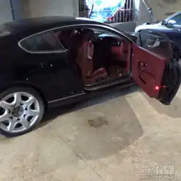 用铲车铲迈巴赫越南144辆走私豪车被弃仓库
