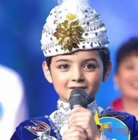 23岁童星阿尔法露面,近照头发茂密身材太好,豪宅内景堪比皇宫
