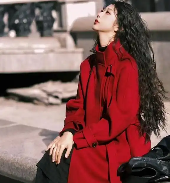 红色又流行回来了,现在穿刚好
