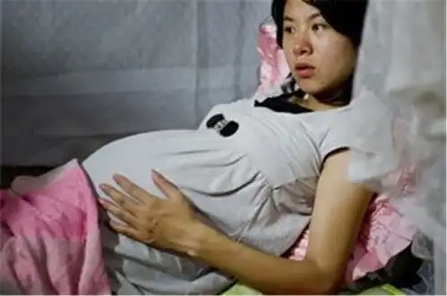 夫妻一胎双胞胎女儿,二胎喜得四胞胎男娃,带6个娃逛街成风景
