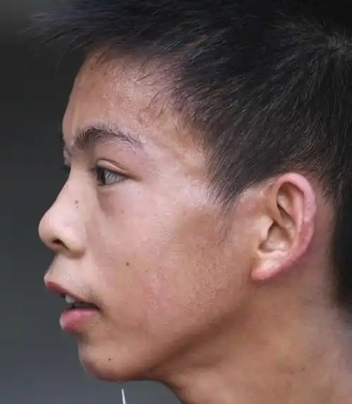 利拉德点赞,塔克送鞋,库里寻人,中国独臂篮球少年到底是谁

