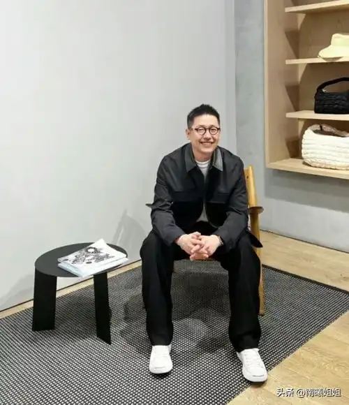 建议中年男人不管胖瘦都别衬衫塞裤腰看着油腻还没品味
