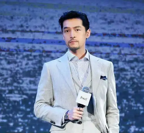 胡歌久违营业,一袭亚麻西装尽显绅士俊朗风,蓄起的小胡渣超迷人