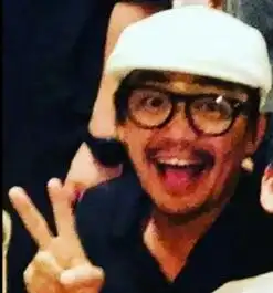 唐人街3新合影,王宝强戴眼镜蓄胡子,风格大变成沧桑大叔

