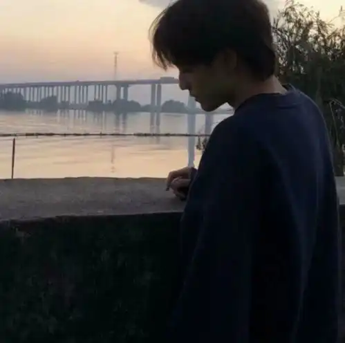 个性男头半路下车的人很多,你不必耿耿于怀
