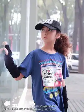 24岁歌手恋上12岁模特萌妹miki甜美私服全放送
