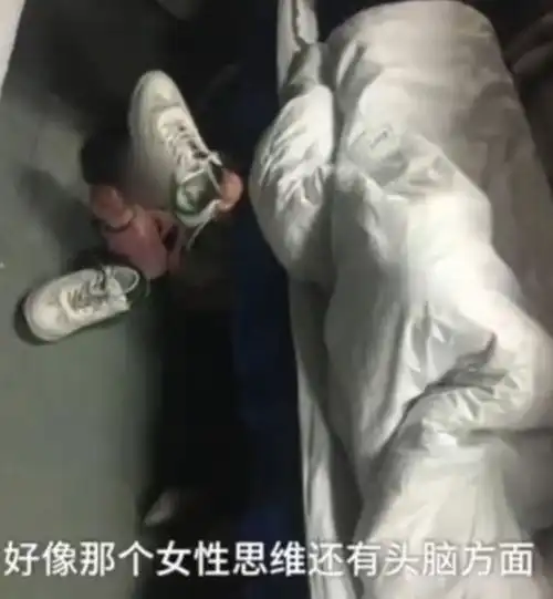 一家三口坐火车,父母睡卧铺却让孩子睡地板,乘客怀疑是人贩子
