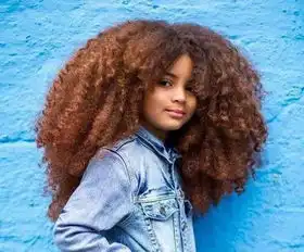 男孩天生爆炸头走红发量惊人令人羡慕
