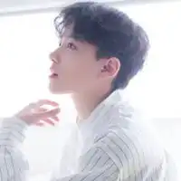 2019阳光帅气大男孩头像侧面
