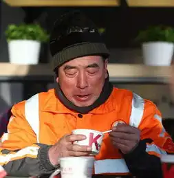 情人节里环卫工人的浪漫肯德基营养早餐配上红玫瑰
