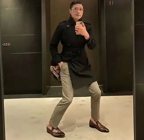 男子穿高跟鞋逛街,走路摇曳生姿,网友要是自己孩子就打一顿
