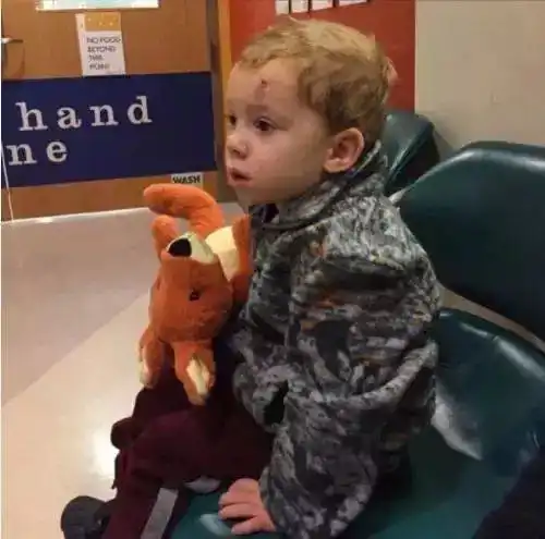 火遍全球并刷爆朋友圈的假笑男孩是谁,网友完美诠释笑跟哭似的
