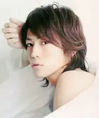 图片里的人叫什么好帅哦
