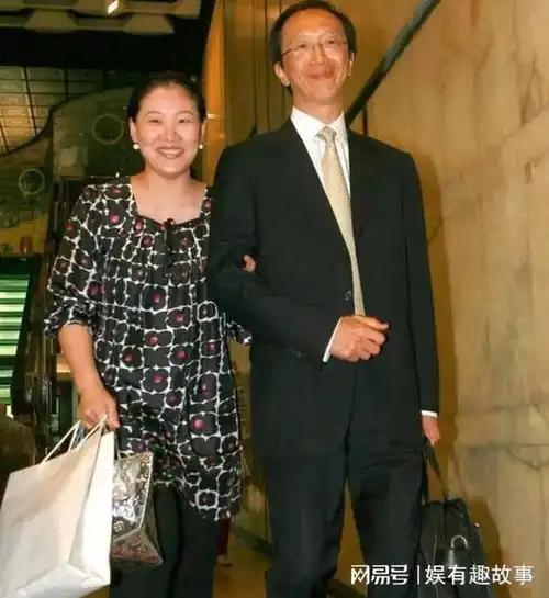 跳水皇后伏明霞嫁大26岁富豪老公,5年生仨娃,43岁风韵犹存
