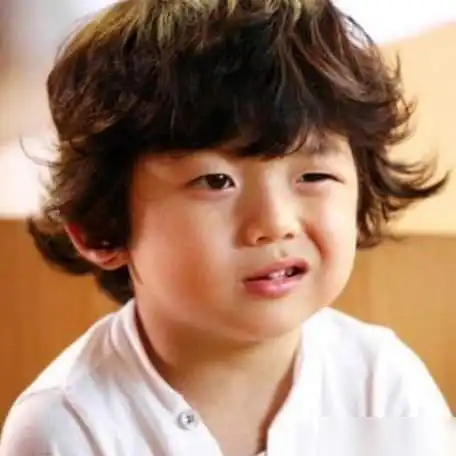 民国8岁了而他早已长成帅气型男,穿衬衫撞脸你的男友李现
