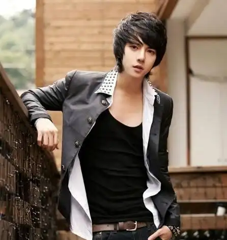 麻烦大家帮我分析一下图片上这个男生的外套是什么类型的
