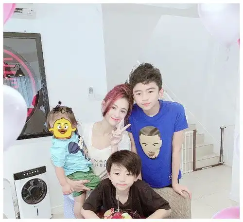 张柏芝晒与二儿子甜蜜泳照,母爱爆棚,生完三胎仍似冻龄少女

