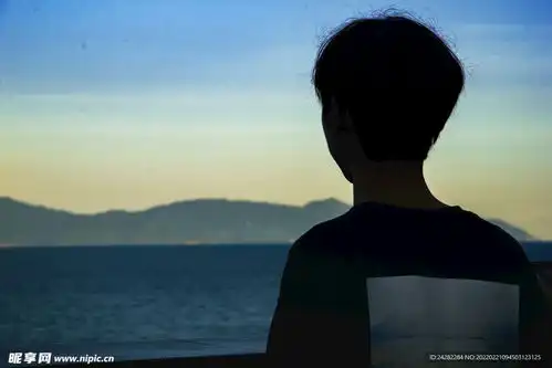 海边背影男孩摄影图
