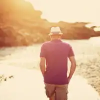 心情豁然开朗男生背影爱也轻微恨也轻微
