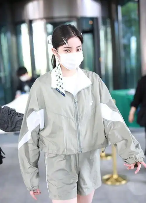 欧阳娜娜帅气不输男孩子,穿黑西装裙又美又酷,用丝巾扎发真有范
