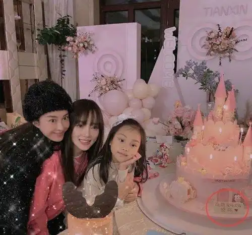 要复合了李小璐晒男友视角视频,秀性感美背,疑喊话贾乃亮

