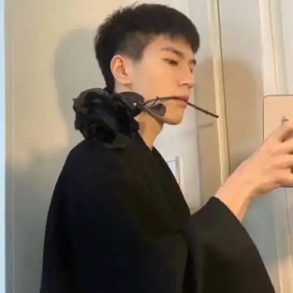 小清新男生头像,最好看的一张就是封面口含玫瑰的
