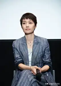 马伊琍又剪短发了,狗啃刘海配雾霾蓝连体裤,男生都觉得帅
