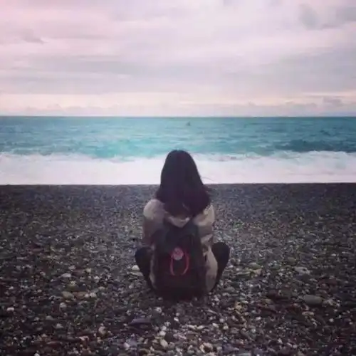 头像男背影伤感阳光双影