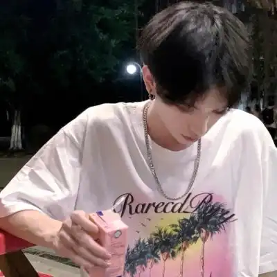 ins阳光大男孩头像
