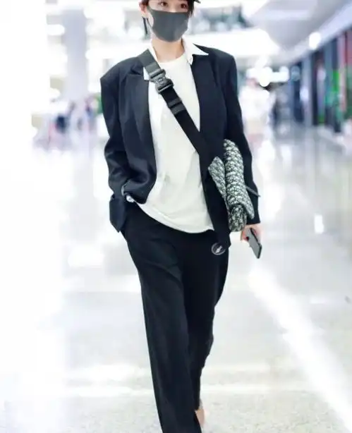 张馨予的白袜腿真绝了,明明什么都没穿,但这腿却能白得透光
