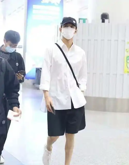 王凯拒绝领导风,白衬衫短裤打造潮流范,这些搭配夏日必备
