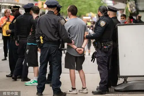 美国警察向高校示威者喷胡椒喷雾
