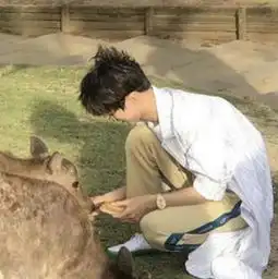 tfboys再发团糖王俊凯现身药妆店,一双鞋证明三小只关系
