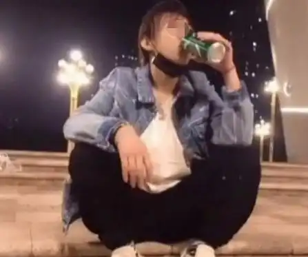 女孩深夜广场独自买醉,马上要结婚了,秘密被发现后男友悔婚
