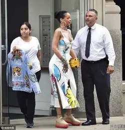 蕾哈娜与神秘男子街头吻别
