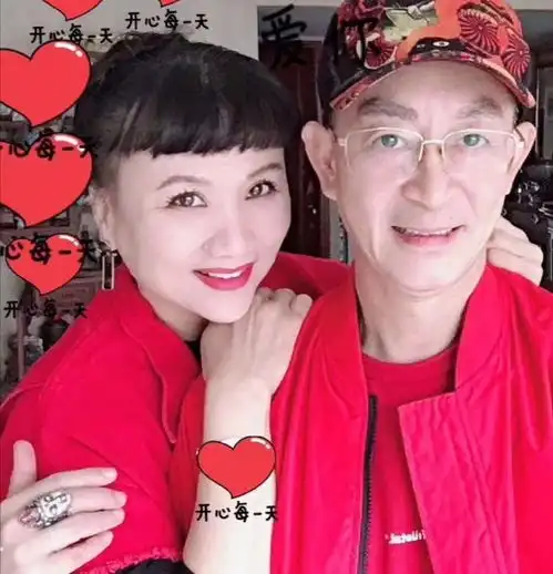六小龄童晒照,妻子于虹脸虽有皱纹,但化浓妆从心里就不服老
