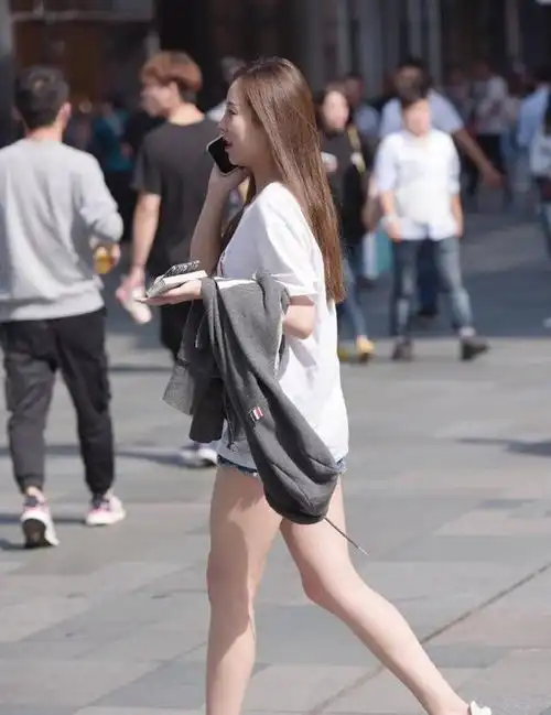 打造通勤风的牛仔裤,搭配一件白色衬衫就足够了,简洁大方又干练
